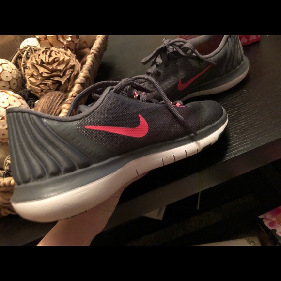 ⚡️⚡️⚡️Nike sneakers size 6 - Picture 2 of 4